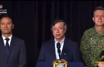 De izquierda a derecha: el ministro de Defensa Pedro Sánchez; presidente Gustavo Petro y el comandante de las Fuerzas Militares, almirante Francisco Hernando Cubides. Foto: captura de video