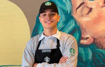 Juan José Córdoba trabaja en el Starbucks de Laureles y es el primer colombiano en ganar este premio. Tiene 21 años. FOTO Cortesía
