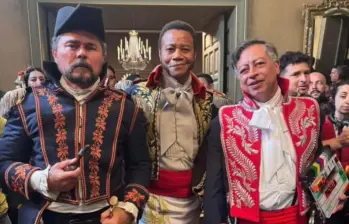 El presidente Gustavo Petro posa con trajes de la época de la independencia junto al cuestionado actor Cuba Gooding Jr. y el actor colombiano Luis Alfredo “Lucho” Velasco. Foto: Caracol Radio.