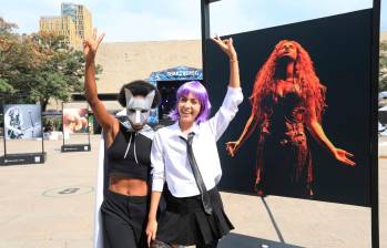 Al Skakiverso de la Plazoleta Pies descalzos los fan llegan con las pintas que la cantante barranquillera ha tenido en diferentes momentos de su carrera. FOTO: Esneyder Gutiérrez