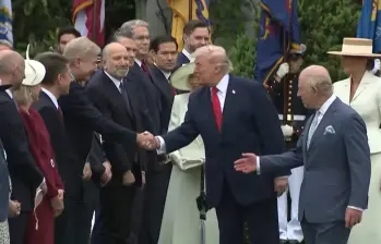 Durante la recepción en la Casa Blanca, Trump se coló en la fila de saludos frente a la reina Camila, un gesto que fue interpretado como una “falta de respeto”. Foto: Captura de video
