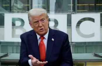 Trump había dicho antes que la demanda era inminente, al afirmar que la BBC “puso palabras” en su boca cuando la cadena emitió la pieza audiovisual en el programa Panorama. FOTOS: Xinhua y Getty