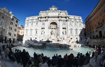 Turistas acceden a la zona inferior de la Fontana de Trevi tras la implementación del ticket de dos euros, medida que busca reducir la masificación y financiar la conservación del monumento. FOTO AFP
