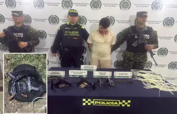 Adelante, parte de las armas encontradas por las autoridades. Atrás, uno de los detenidos. FOTO: Cortesía