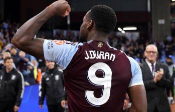 Jhon Jáder Durán celebrando su gol ante el Bayern Múnich con la gente en el estadio Villa Park de Inglaterra. FOTO: CUENTA DE X @ChampionsLeague