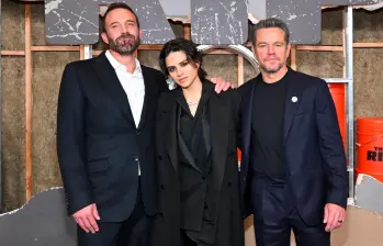 Ben Affleck, Sasha Calle y Matt Damon, protagonistas de The Rip. FOTO Getty Images para Netflix