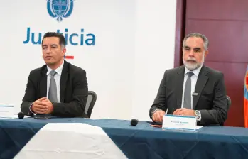 Los ministros de Justicia (e) Andrés Idárraga, y del Interior, Armando Benedetti, tras el Consejo Nacional de Estupefacientes. FOTO: Tomada de X @MinjusticiaCo