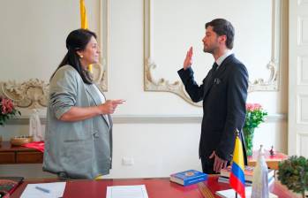La ministra de Las Culturas, Paola Holguín, con el antioqueño Sergio Andrés Vélez, nuevo director del Instituto Caro y Cuervo. FOTO: Cortesía @MinCultura