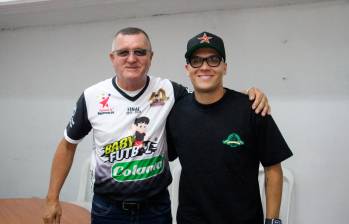 Jorge Betancur junto a Juan Fernando Quintero, su pupilo en la edición 2006 del Babyfútbol. FOTO: Cortesía Corporación Los Paisitas