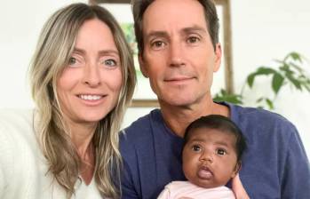 Aunque la pareja dice que es una alegría ser padres de “una niña hermosa y saludable”, espera poder conocer qué pasó con sus propios embriones congelados. FOTO: Tomada de redes sociales de Steven Mills