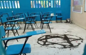 Estudiantes, padres de familia y miembros de la Institución Educativa Liceo Percy Vergara, en Corozal, Sucre, están a la expectativa de lo ocurrido tras el hallazgo de los símbolos. FOTO: REDES SOCIALES