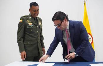 El ministro de Justicia, Iván Cancino (derecha), ratificó en el cargo como director del Inpec a Daniel Fernando Gutiérrez. FOTO: Ministerio de Justicia