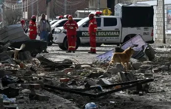 Equipos de emergencia realizan labores de búsqueda y remoción de escombros tras las explosiones registradas en un cuartel militar de Viacha, Bolivia. FOTO: AFP