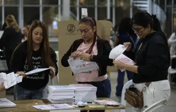Los colombianos se acercan en las urnas en una jornada de irá desde las 8 de la mañana a las 4 de la tarde. FOTO: Camilo Suárez. 