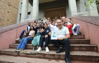 Alumnos de la Institución Educativa Francisco Luis Hernández, conocida como el Colegio de Ciegos y Sordos de Medellín, junto a uno de sus egresados más prominentes. FOTO: Esneyder Gutiérrez