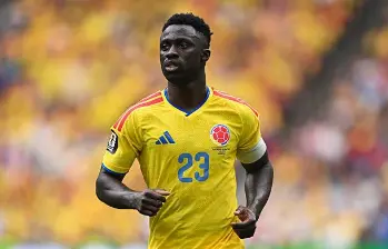 Con 420 partidos como profesional, 23 goles, siete asistencias y experiencia en ligas como la colombiana, neerlandesa, inglesa y turca, Davinson Sánchez vuelve a ser protagonista del mercado europeo y podría cambiar de equipo antes del inicio de la temporada 2026-2027. FOTO: AFP.