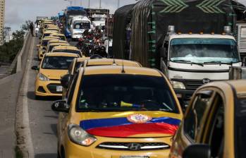 El paro de taxistas sería por la “competencia ilegal” de los vehículos que prestan el servicio sin estar homologados. Foto: Colprensa