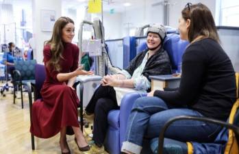 Kate Middleton, más conocida como la princesa Catalina, de Gales, visitando los pacientes con cáncer del Royal Marsden Hospital de Londres. FOTO: AFP