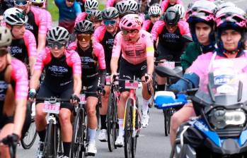 El ciclista antioqueño Rigoberto Urán sube Palmas en compañía de los miles de aficionados que se inscribieron a su Giro. FOTO: MANUEL SALDARRIAGA 