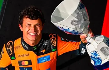 Lando Norris con el trofeo del GP de Países Bajos. FOTO: X McLarenF1