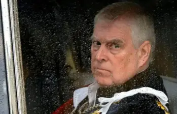 El expríncipe Andrés salió de una comisaría del condado de Norfolk en el asiento trasero de un automóvil, conmocionado y con la mirada perdida. FOTO: Getty