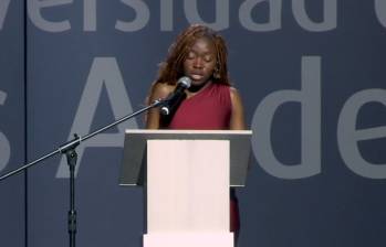 Yadianny Ramos Asprilla, egresada de la Universidad de los Andes, durante su discurso en la ceremonia de grados 2026-2, en el que habló sobre las desigualdades educativas y las oportunidades para los jóvenes de las regiones. Foto: Universidad de los Andes