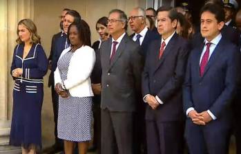 El presidente y sus ministros esperando la comitiva del Congreso. foto: Imagen tomada de redes sociales