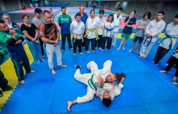 El maestro brasileño Alex Renner (de pie, con camisa negra en la foto), trabajó en las escuelas populares del deporte en Medellín. FOTO: ESNEYDER GUTIÉRREZ