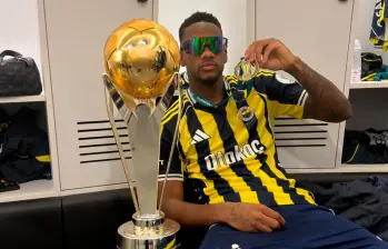 El atacante antioqueño Jhon Jáder Durán posa junto al trofeo de la Supercopa de Turquía. Fue titular en el partido. Jugó 69 minutos. Foto: tomada del Instagram de @jaderduran9