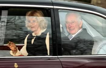 El monarca, de 75 años y su esposa, saludaron desde su auto a todas las personas que se encontraban esperando y preguntando por el estado de salud de Carlos III. FOTO: AFP