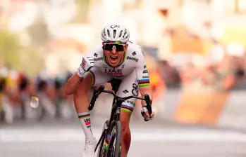 Tadej Pogacar continúa agrandando su leyenda en el ciclismo, esta vez al ganar la Milán-San Remo. FOTO 