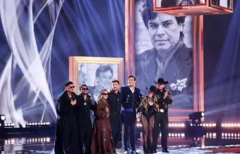 Los colombianos Paola Jara y Jessi Uribe (derecha) cantaron en el homenaje a Juan Gabriel junto a Yahritza y Su Esencia, Pablo Alborán y Carlos Rivera. FOTO: Christopher Polk/Billboard