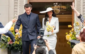 Dua Lipa lució un vestido blanco acompañado de un sombrero diseñado por la prestigiosa casa de moda Schiaparelli. Por su parte, Callum Turner vistió un elegante traje azul oscuro durante la ceremonia. Foto: Tomada de redes sociales
