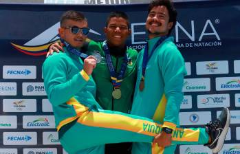 Luis Felipe Uribe (en el centro de la foto), se quedó con la medalla de oro en la prueba de trampolín un metro en el primer día. A su izquierda Daniel Restrepo y a la izquierda Sebastián Morales. FOTO: CORTESÍA Mariana Primero, Fecna