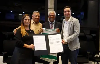 En la foto, junto a Francisco Maturana, aparece el exfutbolista Luis Alfonso “El Bendito” Fajardo, así como Sebastián Arango Botero, presidente de Nacional. FOTO: Tomada de X @BlogVerdolaga