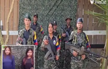 Adelante, las jóvenes retenidas por las Disidencias. Atrás, estracto del video donde confirmaban el secuestro de las niñas. FOTO: imagen tomada de redes sociales.