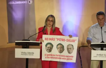 Vicky Dávila revela una pancarta protestando por la “Petrosalud”. Foto: Camilo Suárez Echeverry