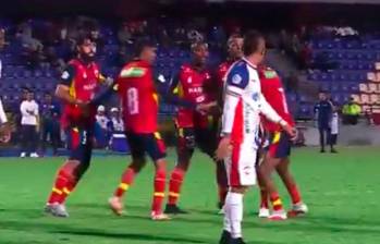 Los jugadores del Pasto haciendo un círculo en el área durante un tiro de esquina. FOTO: Captura de vídeo