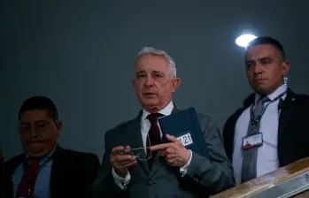 El expresidente Álvaro Uribe está siendo juzgado por su aparente responsabilidad en los delitos de fraude procesal y soborno a testigos. La Justicia tiene hasta octubre próximo para emitir un fallo. FOTO COLPRENSA