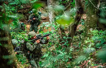 Las Fuerzas Militares avanzan en una contraofensiva en los territorios en los que hay presencia de las disidencias de “Iván Mordisco”. FOTO: Cortesía Ejército
