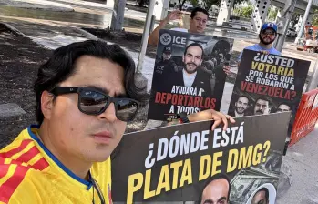El activista cercano al Pacto Histórico, Beto Coral, mostrando afiches contra De la Espriella en Miami. Foto: Redes sociales.