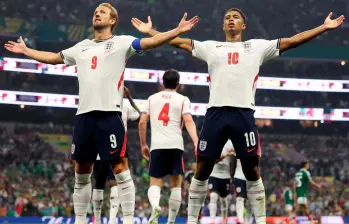 El delantero inglés Harry Kane anotó el tercer gol del partido. Jude Bellingham celebró los dos goles anteriores para el seleccionado europeo. Foto: tomada del x de @England