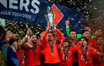 Cristiano Ronaldo levantó el tercer trofeo en su carrera con la selección de Portugal. FOTO: AFP