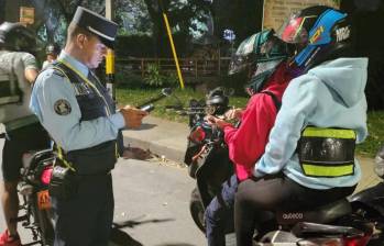 Un agente de tránsito realiza un control vial en el municipio de Bello durante el megaoperativo. FOTO: Cortesía