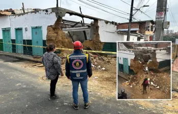 Adelante, instantes después de la caída de la fachada. Atrás, organismos de socorro evaúan la estructura. FOTO: Cortesía