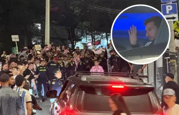 Cientos de personas se abarrotaron a las afueras del hotel Wake de Medellín para ver a Lionel Messi llegar con Inter Miami. FOTO: Juan Pablo Álvarez Muñoz