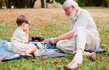 Colaborar en el cuidado de los hijos de forma general aminora el riesgo de declive cognitivo en adultos mayores. Foto: Agencia Sinc.