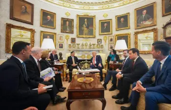 Reunión en la Casa Blanca: El presidente Gustavo Petro a su derecha Charlie Roberts, traductor, Rosa Villavicencio, canciller; Daniel García, embajador de Colombia en Estados Unidos y el ministro de Defensa, Pedro Sánchez. Al presidente Donald Trump lo acompaña; traductora, el vicepresidente J. D. Vance, el secretario de Estado Marco Rubio y el senador republicano Bernie Moreno. Foto: Presidencia