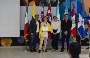 Camilo Betancur, un joven de 17 años de Medellín, se coronó campeón en las Olimpiadas Centroamericanas y del Caribe de Física en El Salvador. FOTO: Cortesía