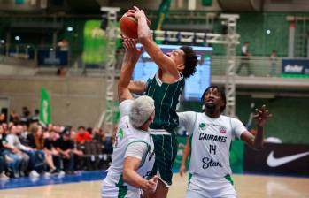 Luis Almanza de Paisas en acción en el Iván de Bedout, fue el más efectivo en el ataque con 17puntos. El jueves el anfitrión se medirá a Astros de México. FOTO MANUEL SALDARRIAGA